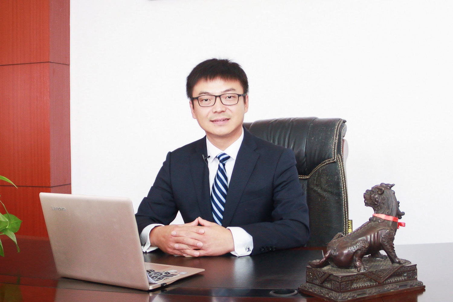 全国政协委员、<a class='trsHotWords' href='https://info.stcn.com/dc/stock/?stockcode=SZ300816'style='color: #2f67d1;text-decoration: none;' code='300816'target='_blank'><a class='trsHotWords' style='color: #2f67d1;text-decoration: none;' target='_blank' href='https://info.stcn.com/dc/stock/?stockcode=SZ300816' code='300816'>艾可蓝</a></a>董事长刘屹个人照（缩）.jpg