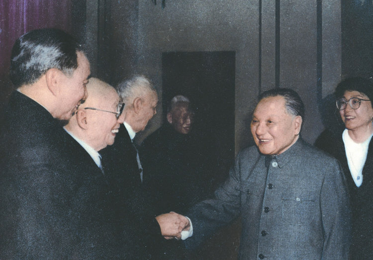 1.1989年，邓小平接见爱建创始人刘靖基.jpg