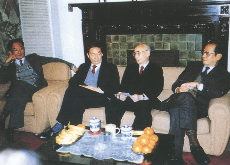 2.20世纪80年代末，上海市市长朱镕基（左）与刘靖基（中）在一起，右为新华社香港分社社长周南.jpg
