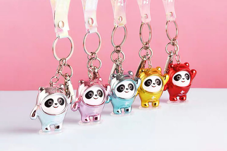 五种颜色的冰墩墩立体钥匙扣挂件 图片来源:“奥林匹克官方旗舰店”网店 五种颜色的冰墩墩立体钥匙扣挂件 图片来源:“奥林匹克官方旗舰店”网店